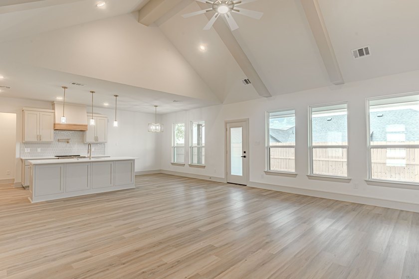 BRAND NEW CONSTRUCTION - RARE 3 CAR GARAGE! This 4 bed, 2 bath - photo 9