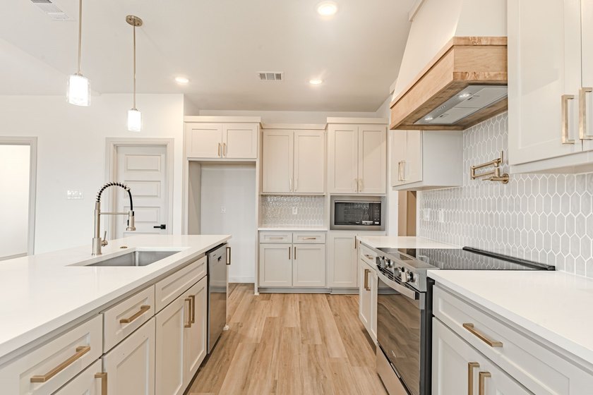 BRAND NEW CONSTRUCTION - RARE 3 CAR GARAGE! This 4 bed, 2 bath - photo 10