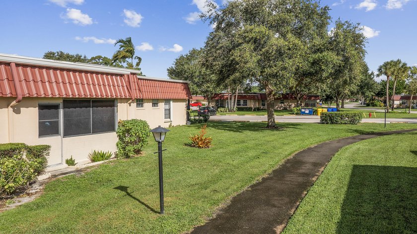 Beautiful 1-bedroom, 1-bath condo located in the desirable 55+ - photo 4