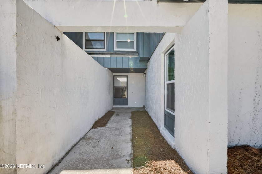 Welcome to this inviting townhouse with a smart, functional - photo 9