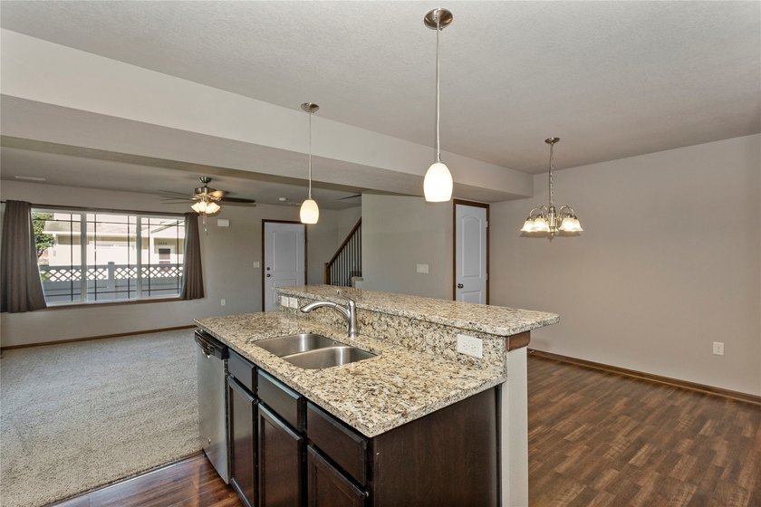 Extremely well maintained 3 bedroom end unit townhome with 2 car - photo 11