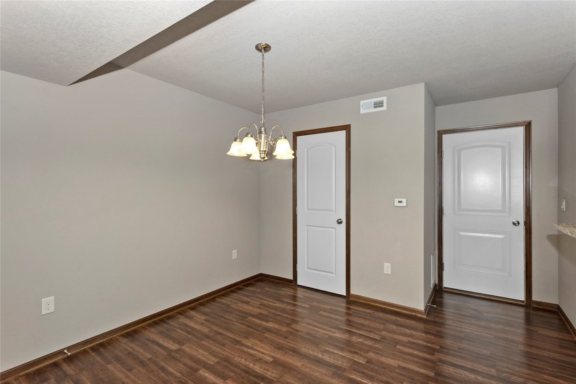 Extremely well maintained 3 bedroom end unit townhome with 2 car - photo 13