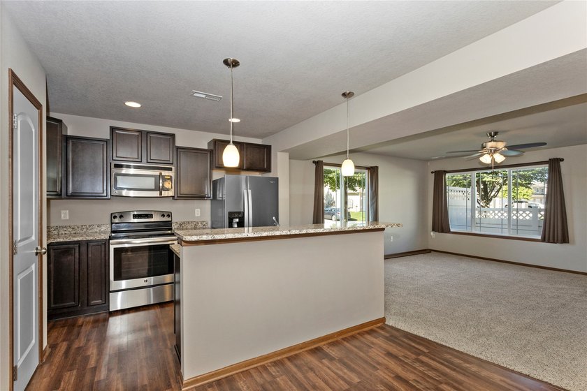 Extremely well maintained 3 bedroom end unit townhome with 2 car - photo 14