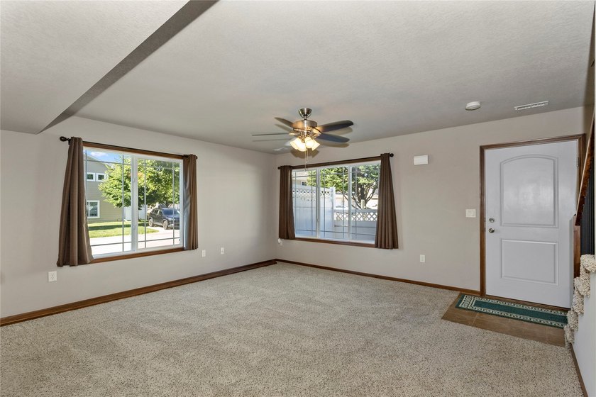 Extremely well maintained 3 bedroom end unit townhome with 2 car - photo 15
