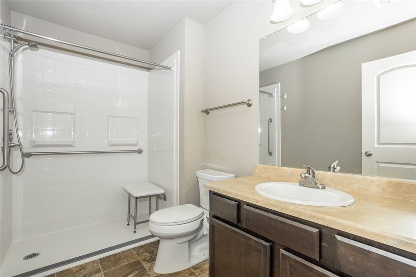Extremely well maintained 3 bedroom end unit townhome with 2 car - photo 16