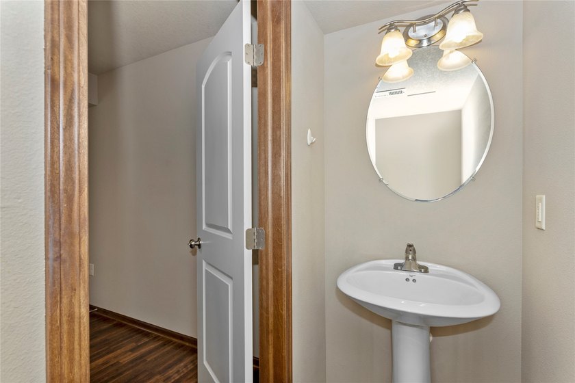 Extremely well maintained 3 bedroom end unit townhome with 2 car - photo 17