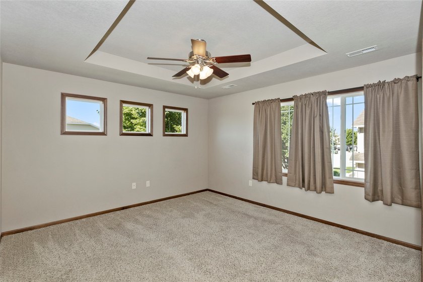 Extremely well maintained 3 bedroom end unit townhome with 2 car - photo 18