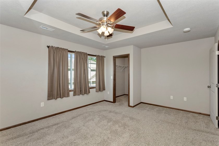 Extremely well maintained 3 bedroom end unit townhome with 2 car - photo 19