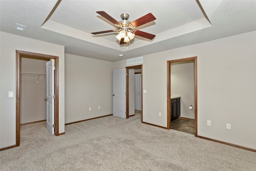 Extremely well maintained 3 bedroom end unit townhome with 2 car - photo 21