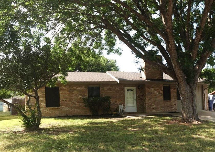 Updated brick home with an open-concept floor plan and a - photo 2