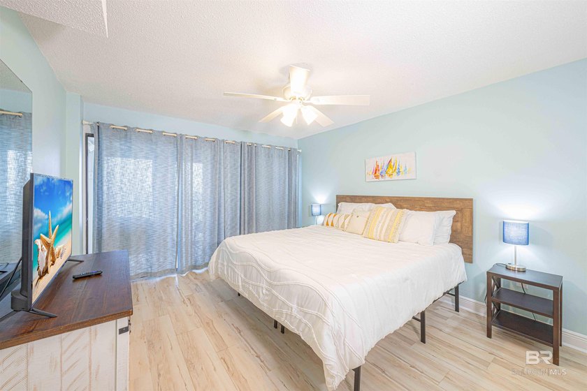 PRICED READY TO SELL!! Welcome to this beautifully updated 2 bed - photo 23