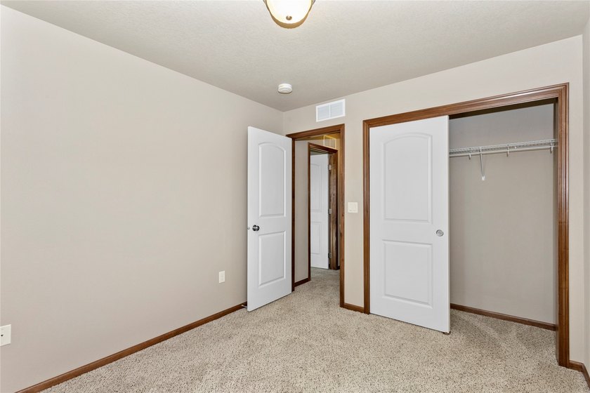 Extremely well maintained 3 bedroom end unit townhome with 2 car - photo 25