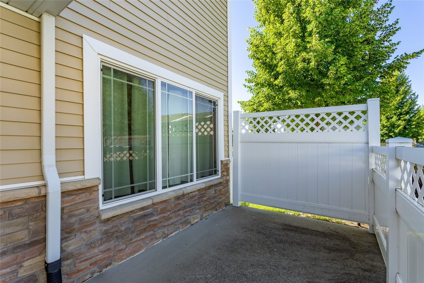 Extremely well maintained 3 bedroom end unit townhome with 2 car - photo 27