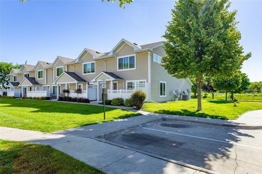 Extremely well maintained 3 bedroom end unit townhome with 2 car - photo 28