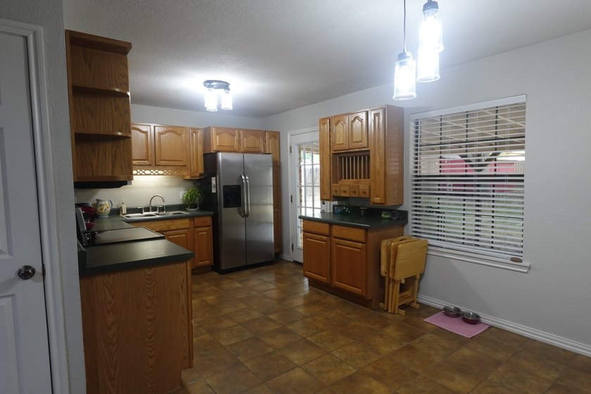 Updated brick home with an open-concept floor plan and a - photo 8