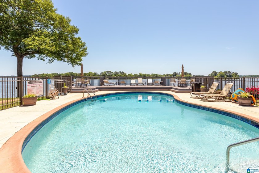 Beautiful 2 bedroom, 2 bath condo with a BONUS ROOM located on - photo 33
