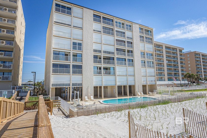 PRICED READY TO SELL!! Welcome to this beautifully updated 2 bed - photo 40