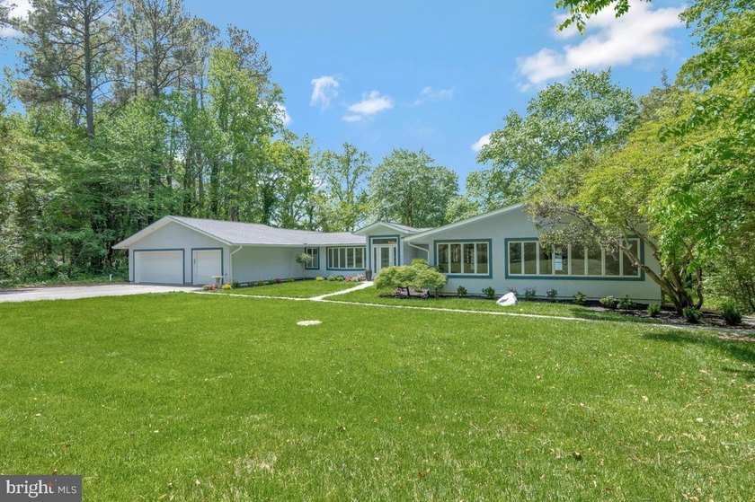 Welcome to this truly exceptional, one-of-a-kind waterfront - photo 3