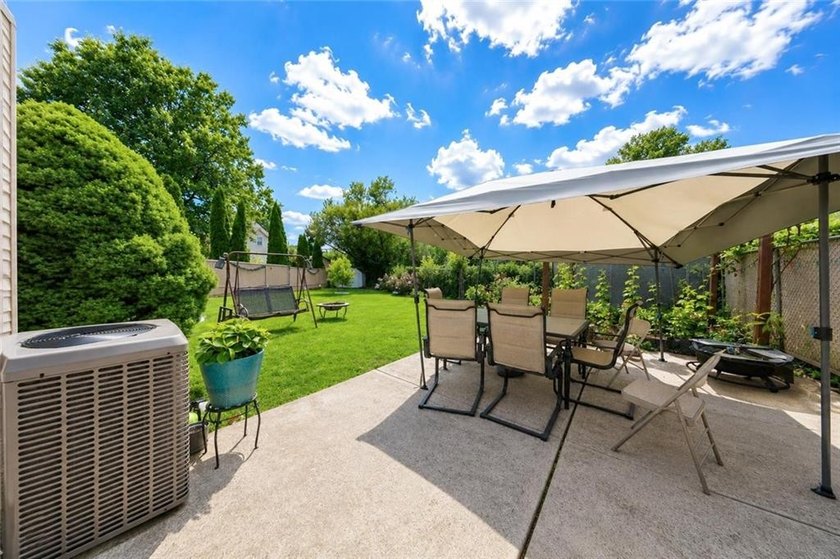 Welcome to 30 Tone Lane, Staten island, NY 10305! Move right - photo 11