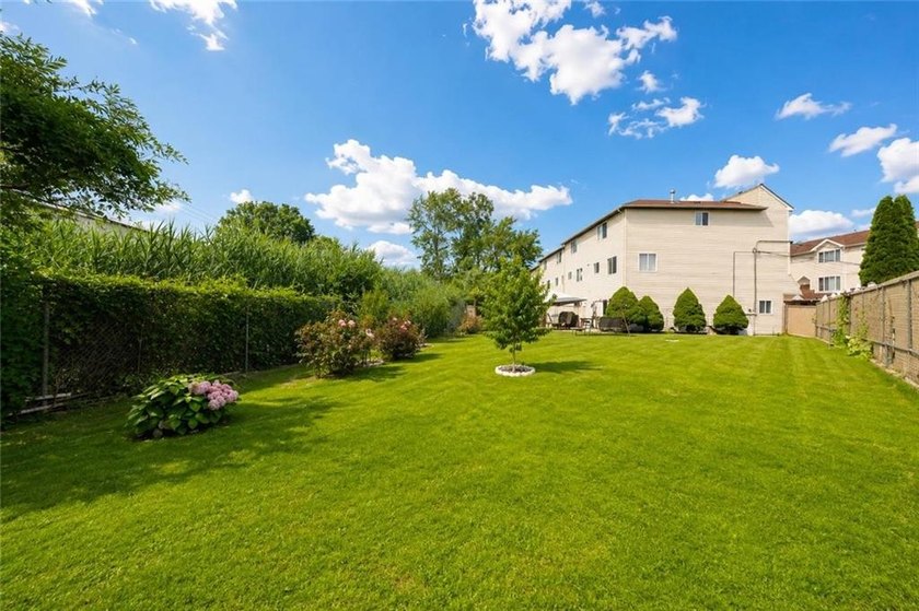 Welcome to 30 Tone Lane, Staten island, NY 10305! Move right - photo 12