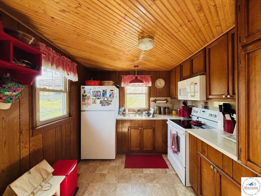 Fully Furnished 2nd Tier Lake Cabin Discover the perfect blend - photo 14