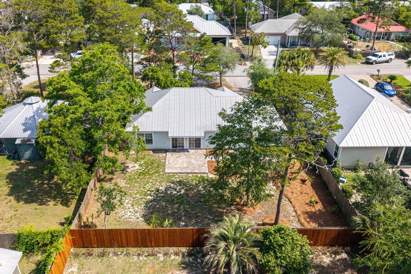 Charming coastal cottage just a few blocks from the sugar-white - photo 39