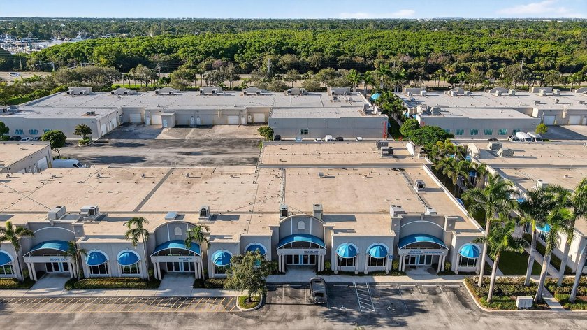 Beautifully renovated, high-end commercial space in prime sunny - photo 3