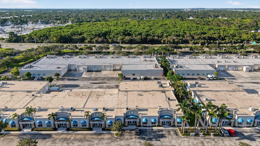 Beautifully renovated, high-end commercial space in prime sunny - photo 4