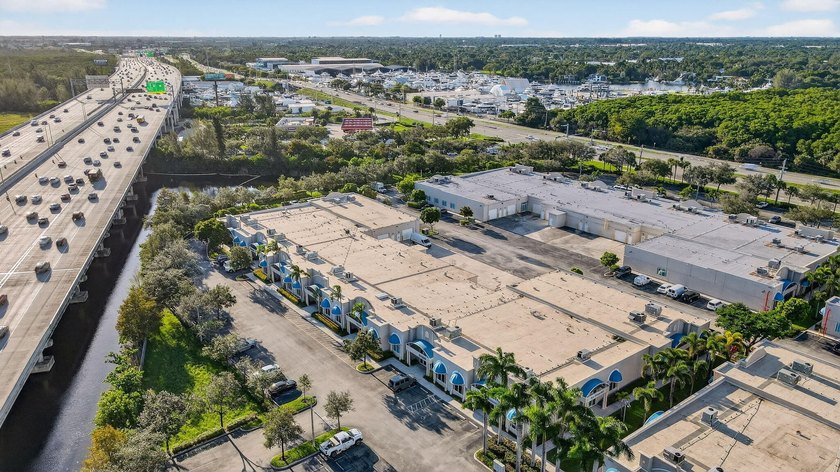 Beautifully renovated, high-end commercial space in prime sunny - photo 6