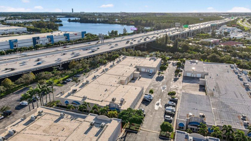 Beautifully renovated, high-end commercial space in prime sunny - photo 7