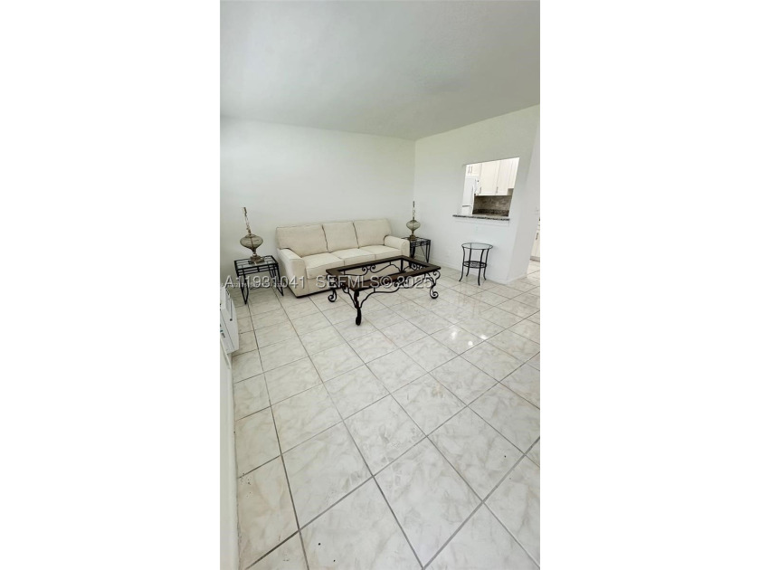 Ideal unit for investors! Georgeous renovated and spacious condo - photo 4