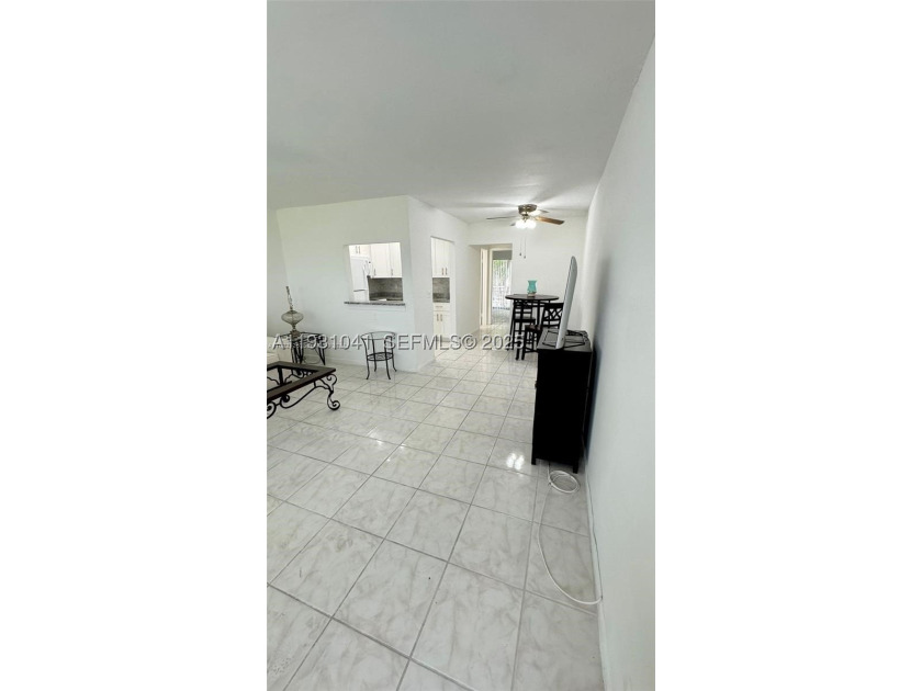 Ideal unit for investors! Georgeous renovated and spacious condo - photo 5