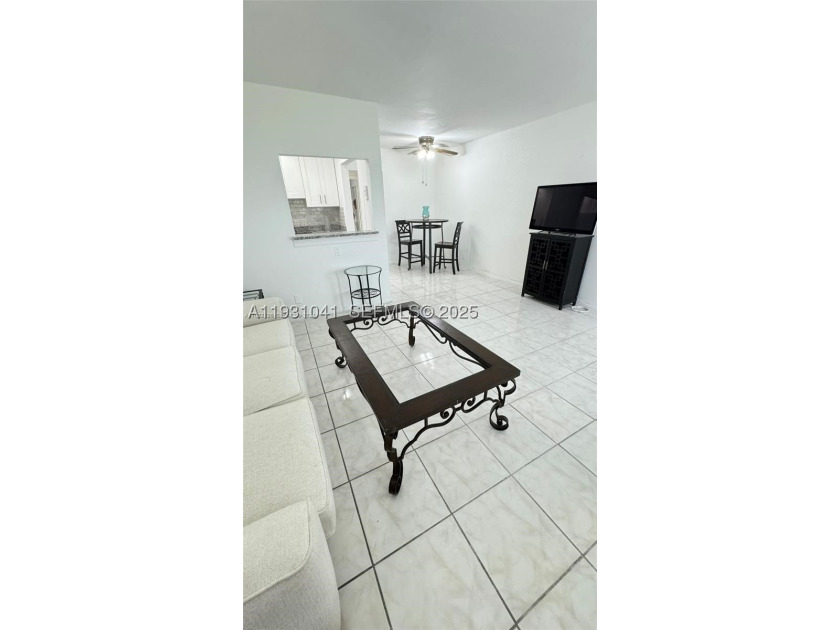 Ideal unit for investors! Georgeous renovated and spacious condo - photo 6
