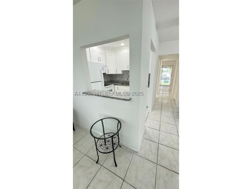 Ideal unit for investors! Georgeous renovated and spacious condo - photo 8