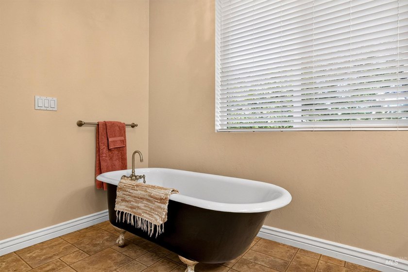 A home designed for adventure, comfort, and entertaining - photo 25