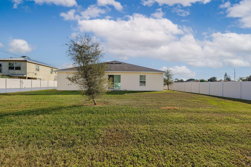CBS Built in 2021 - 4-bedroom, 2-bath, 2-car garage FENCED YARD - photo 38