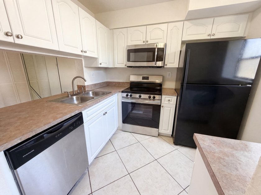Welcome to 2737 S Oakland Forest Dr, a residence where fresh - photo 10