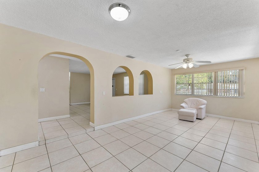 Rare triplex offering in the heart of SoSo, one of West Palm - photo 11