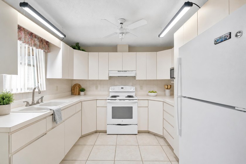 Rare triplex offering in the heart of SoSo, one of West Palm - photo 12