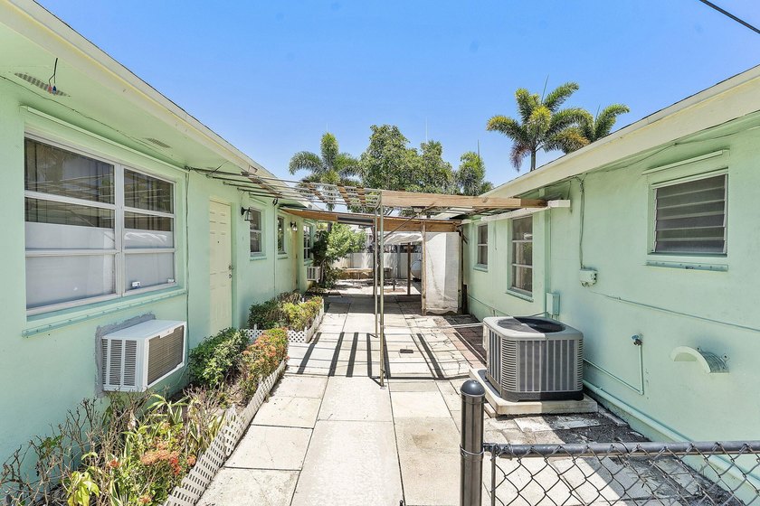 Rare triplex offering in the heart of SoSo, one of West Palm - photo 25