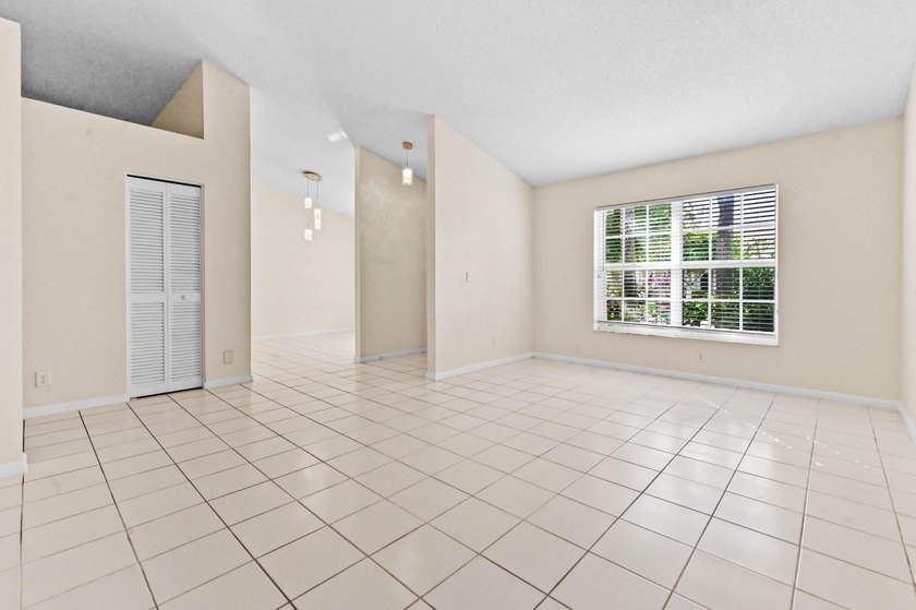 Welcome to a beautifully maintained 3 bedrooms and 2 bathrooms - photo 3