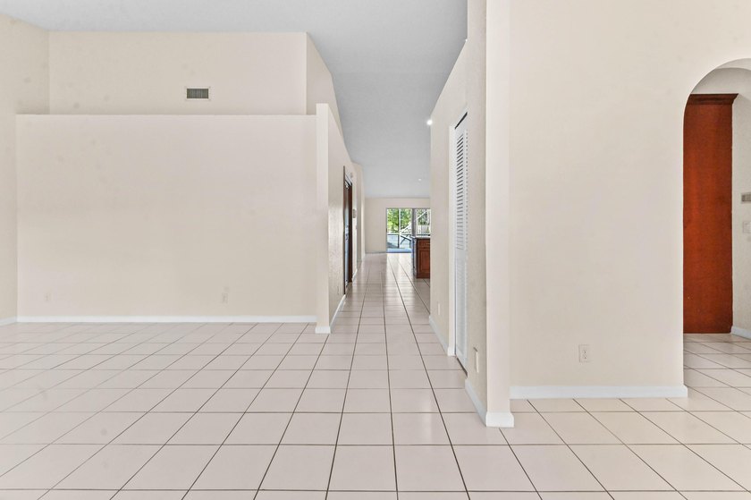 Welcome to a beautifully maintained 3 bedrooms and 2 bathrooms - photo 4