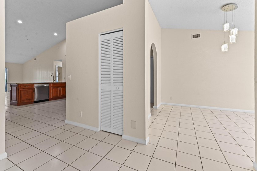 Welcome to a beautifully maintained 3 bedrooms and 2 bathrooms - photo 7