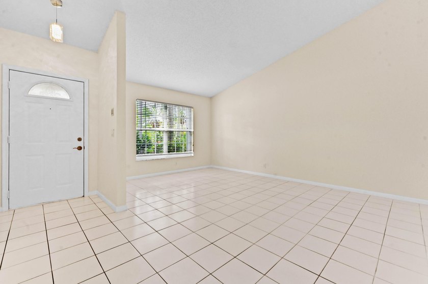 Welcome to a beautifully maintained 3 bedrooms and 2 bathrooms - photo 8