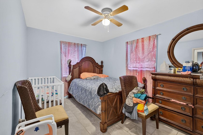 Welcome to this charming 3-bedroom, 1-bathroom home perfectly - photo 12