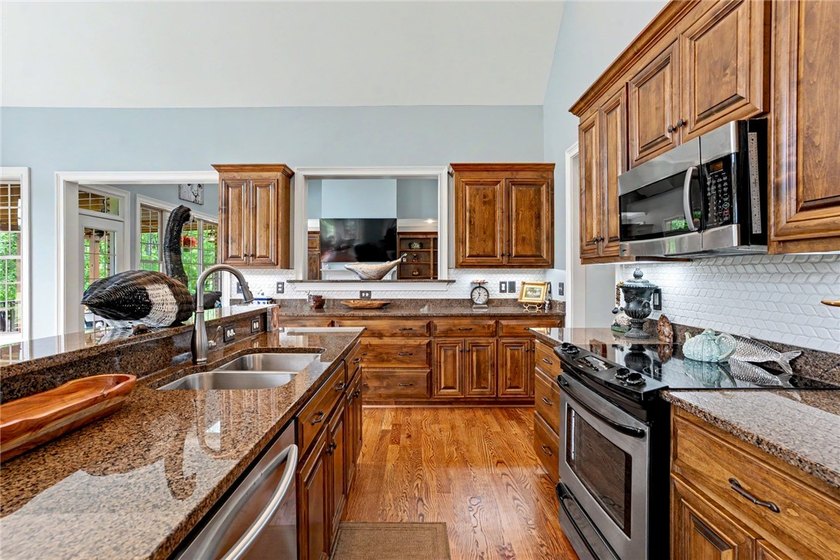 Experience ultimate golf course luxury in Tully Point at - photo 14