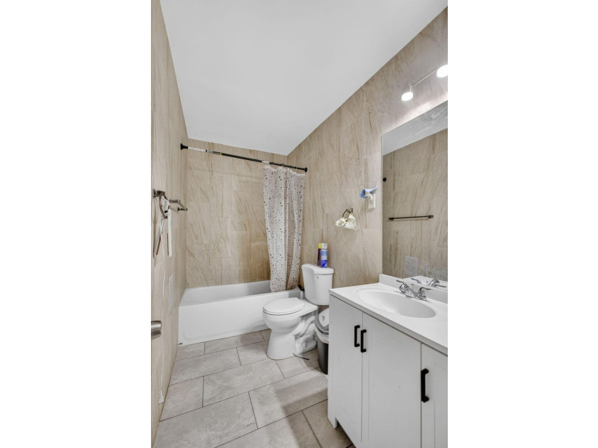 Welcome to this charming 3-bedroom, 1-bathroom home perfectly - photo 15