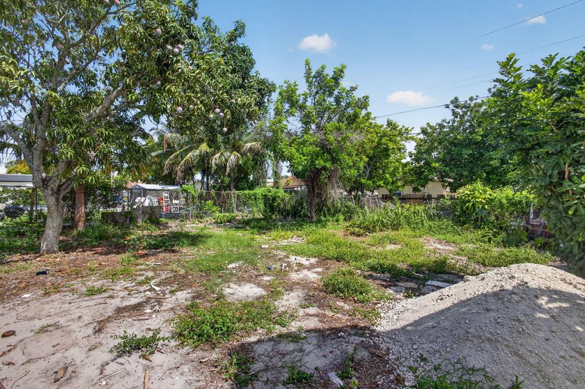 Welcome to this charming 3-bedroom, 1-bathroom home perfectly - photo 19
