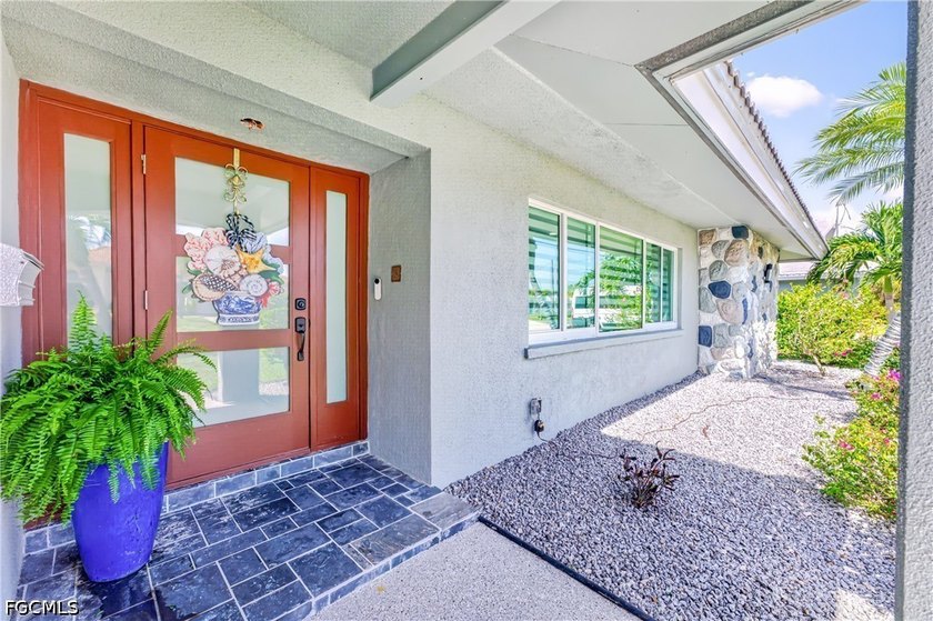 LIVE THE ULTIMATE PUNTA GORDA ISLES WATERFRONT LIFESTYLE! - photo 2
