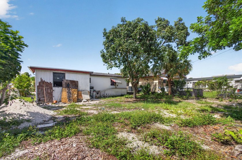 Welcome to this charming 3-bedroom, 1-bathroom home perfectly - photo 23